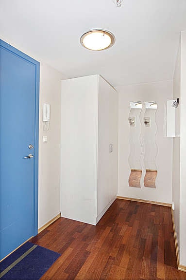 Inngangspartiet har godt med plass for en selv og gjester til å henge fra seg yttertøyet. Leiligheten har porttelefon. Galleribilde