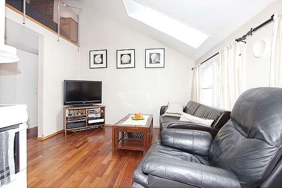 Stuen er lys og luftig, og har meget god takhøyde opp mot hemsen. Galleribilde