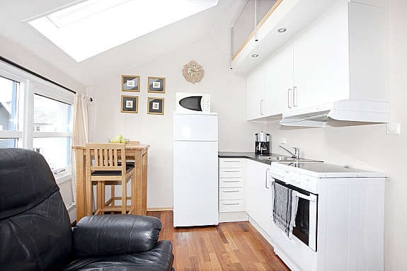 Kjøkkenet er selvsagt åpent mot stuen for å få mest mulig ut av plassen en har til rådighet. Galleribilde