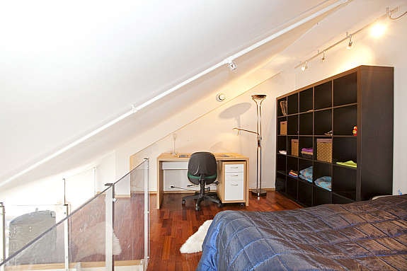 Mellom hemsen og nivået under, er det glassvegger som skiller. Dette gjør at lyset fra 1. etasje også finner veien opp i leiligheten. Galleribilde