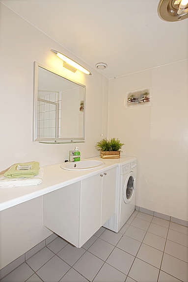 Badet har opplegg for vaskemaskin. Galleribilde