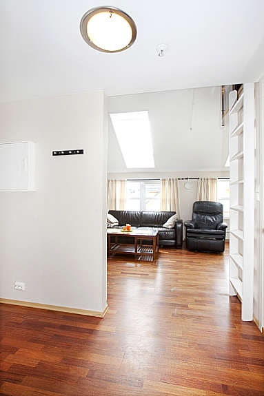 Leiligheten er lagt med tøff, mørk parkett som står i kontrast til de hvite veggene. Galleribilde