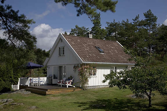 Fasade hovedhytten - stor gressplen Galleribilde