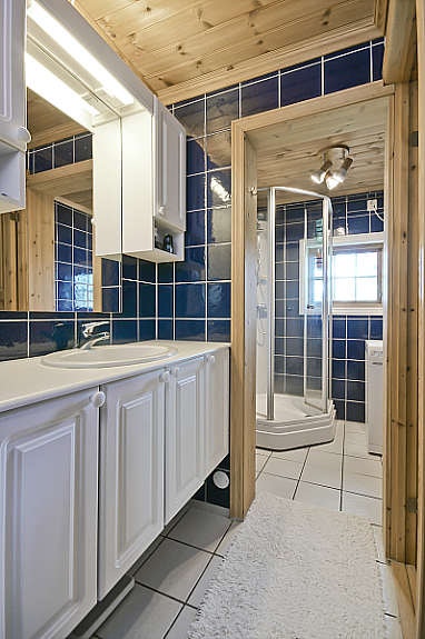 Bad i 1. etasje med dusjkabinett og opplegg for vaskemaskin. Galleribilde