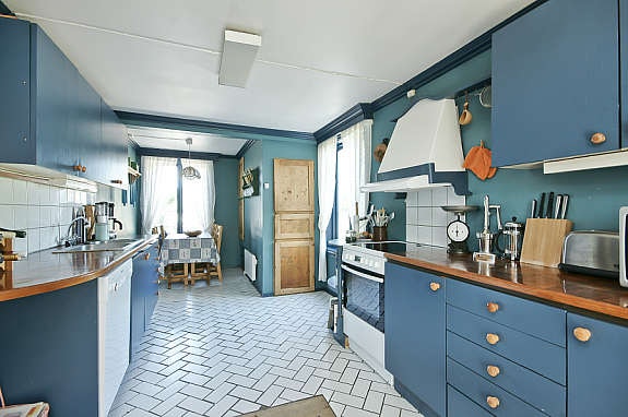 Kjøkkenet har gammeldags spisskammers. Galleribilde