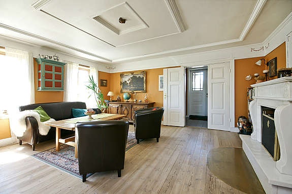 Stuen har mange flotte detaljer! Legg nerke til det flotte taket, som har fått beholde sitt opprinnelige preg! Galleribilde