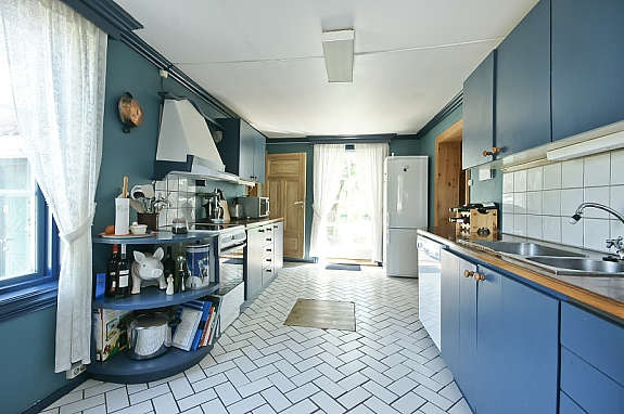 Fra kjøkkenet er det utgang til terrasse og hage! Galleribilde