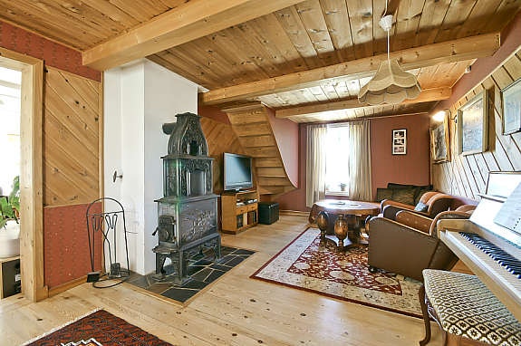 I stue nr. 2 står det en flott etasjovn. Denne gir meget god varme på kalde vinterkvelder! Galleribilde