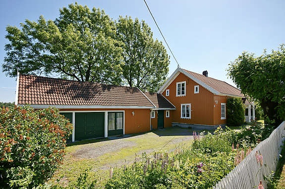 Boligen har en flott opparbeidet og romslig hage! Galleribilde