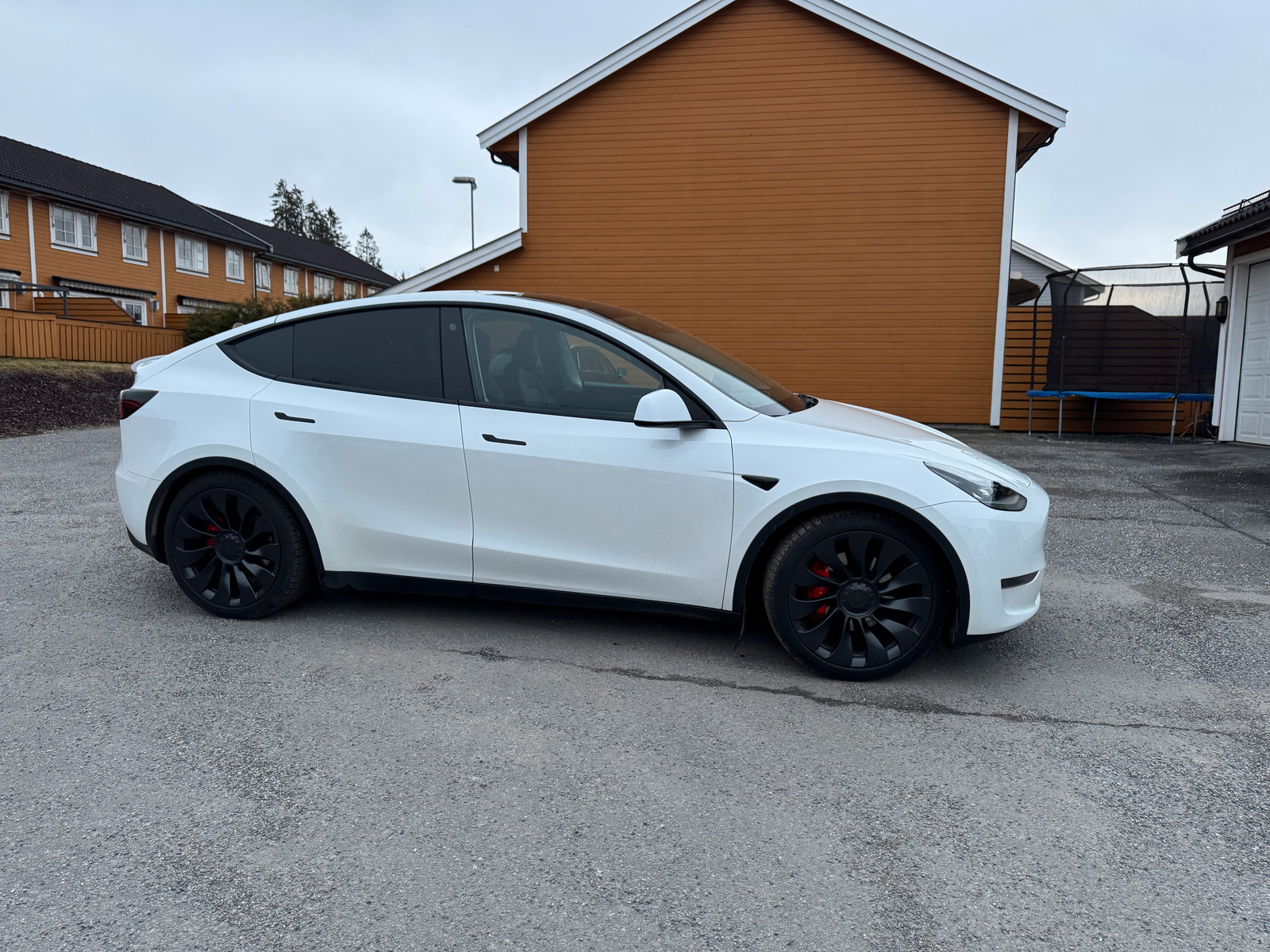 Tesla Model Y Performance AWD 21"+21" Kamikaze coat Hengerfeste
