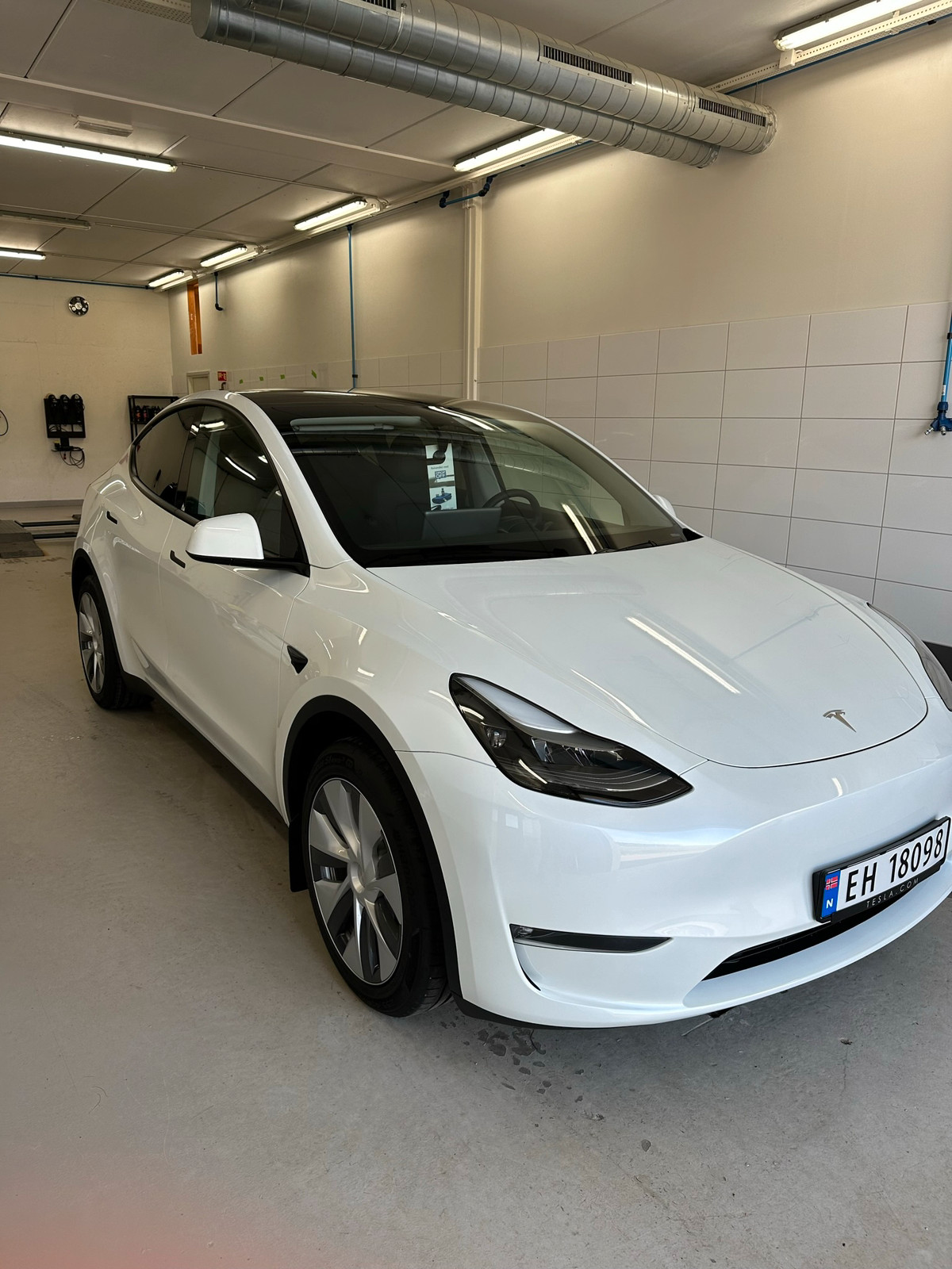 Tesla Model Y Long Range AWD 2