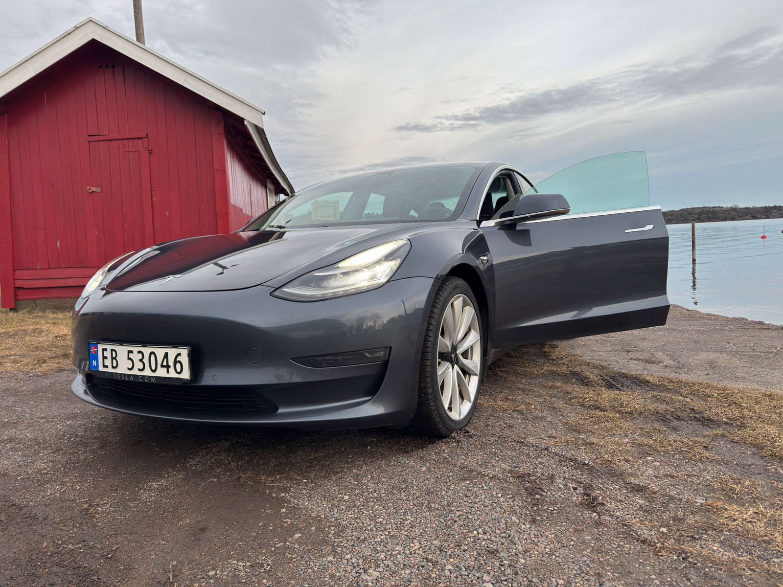 Tesla Model 3 Long Range AWD auto pilot, hengerfeste. 3