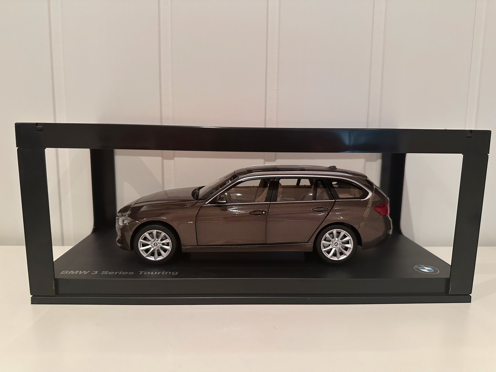 Jadi Paragon  3 Touring 1/18 ミニカー 1:18 BMW F31 3-series Touring Paragon | FINN-torget