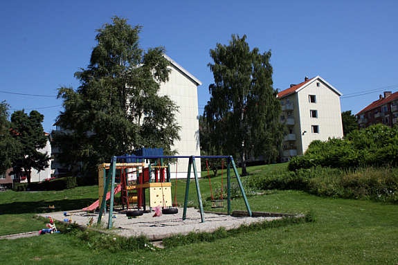 Lekeplass bak huset Galleribilde