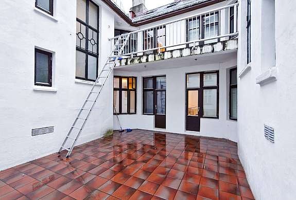 felles terrasse med nabo Galleribilde