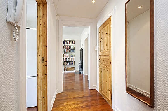 Entre med nedsenket tak og downlights Galleribilde