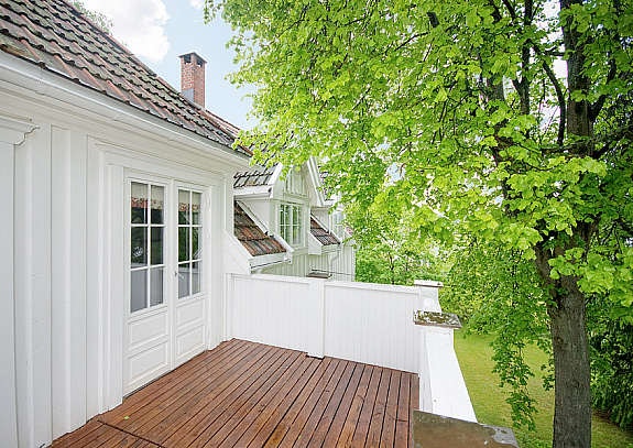 Terrasse med utgang fra 2 soverom i 2. etasje Galleribilde