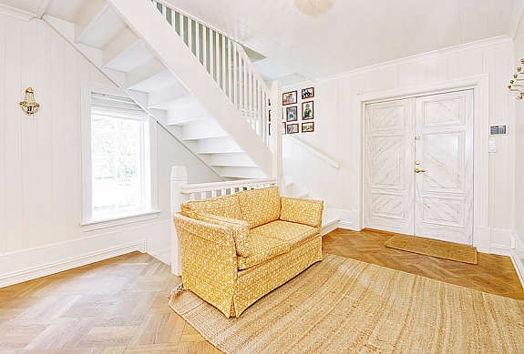 Hall med trappeadkomst til 2. etasje og u. etasje Galleribilde