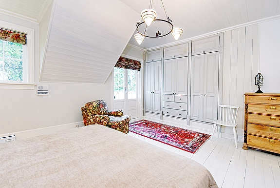 Stort hovedsoverom med garderobeskap Galleribilde