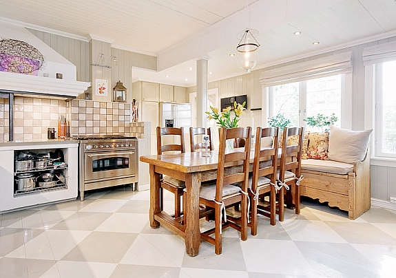 Romslig kjøkken med spiseplass Galleribilde