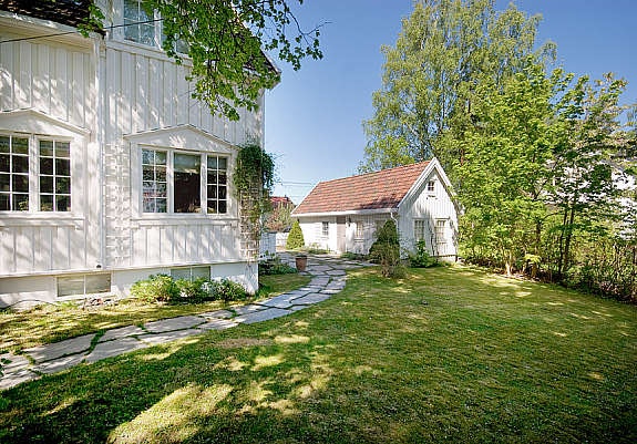 Garasje med innredet kontor i bakkant Galleribilde