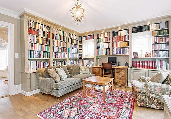 Bibliotek med ildsted Galleribilde