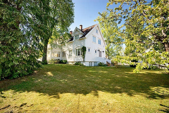 Eiendommen ligger på høydedrag med meget gode solforhold Galleribilde