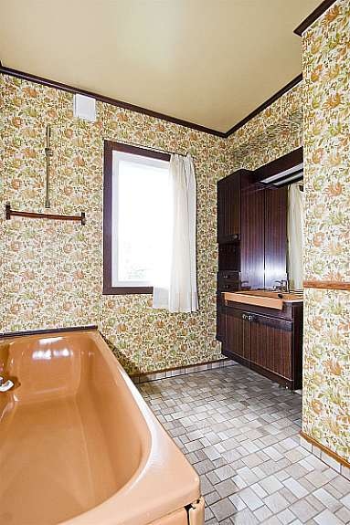 Bad 1. etg. har badekar med dusj. Innredning med nedfelt servat samt over og under skaper. Fliser på gulv med varmekabler Galleribilde