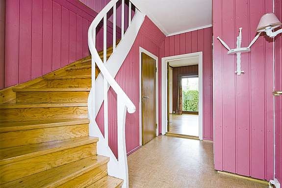 Luftig entrè med trappegang videre til 2. etg. Galleribilde