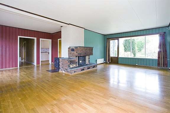 Stor romslig stue med bla. peis 1.etg Galleribilde