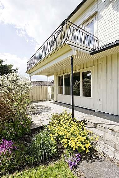 Skifer belagt terrasse på hagesiden. Galleribilde