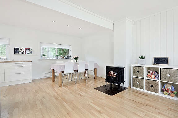 Plass til hyggelig spisebord og utgang til usjenert terrasseplatting med morgensol. Galleribilde