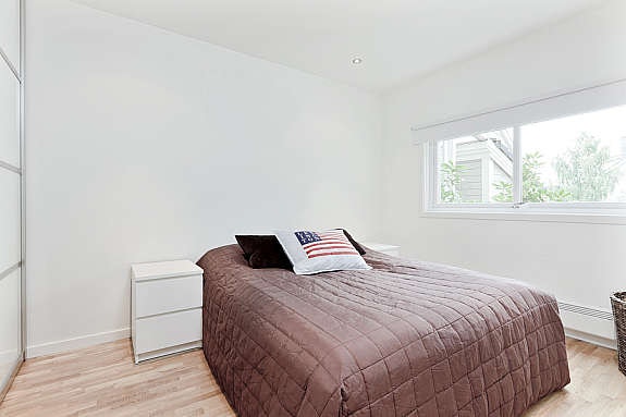 Romslig soverom med inngang til walk in closet og trådløs downlights i himling. Galleribilde