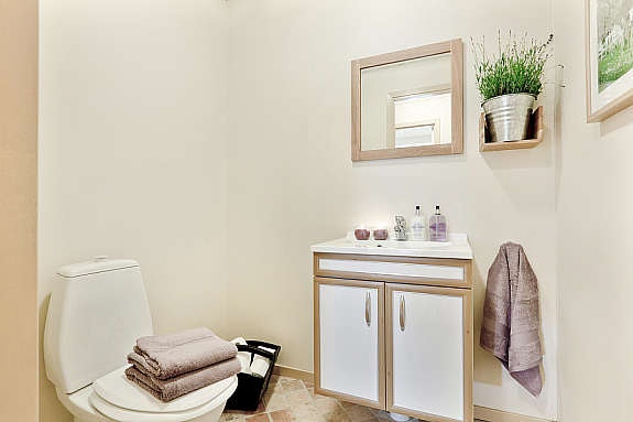 Separat wc med servantskap og servant. Flislagt gulv. Galleribilde