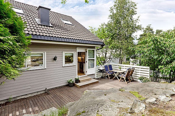 Utgang til terrasseplatting fra kjøkken. Koselig spiseplass i morgensolen. Galleribilde