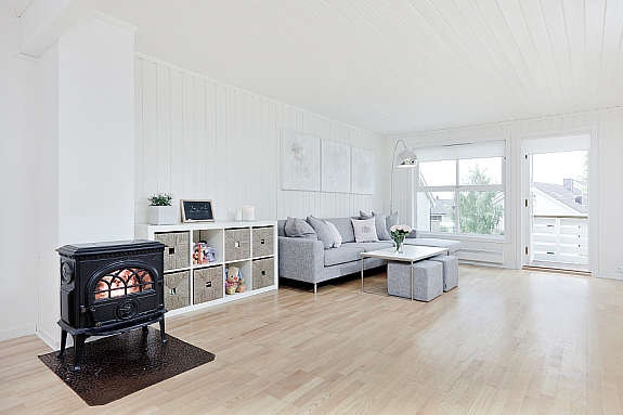 Lys og pen stue med utgang til balkong med kveldssol. Peisovn som varmer godt og holder strømforbruket nede. Galleribilde
