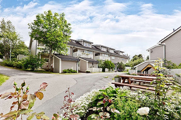 Fasadebilde. Det er en liten lekeplass i umiddelbar nærhet til boligen. Galleribilde