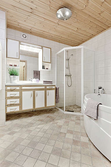 Delikat flislagt bad (2002) som inneholder blant annet dusjhjørne i herdet glass, hjørnebadekar, pen baderomsinnredning med finerte fronter og heldekkende servant. Varmekabler i gulv. Galleribilde