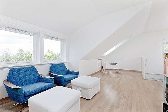 Loftsstue med parkett på gulv og nydelig utsikt. Galleribilde