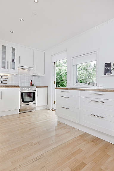 Tidsmessig kjøkkeninnredning fra 2006 med malte profilerte fronter, heltre eik benkeplater og integrert oppvaskmaskin. Galleribilde