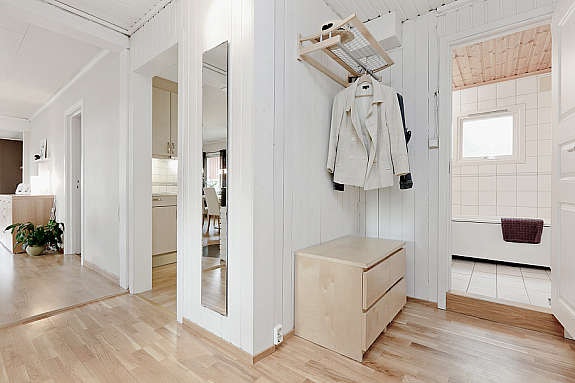 Lys og hyggelig entré. Malte flater og parkett på gulv. Galleribilde