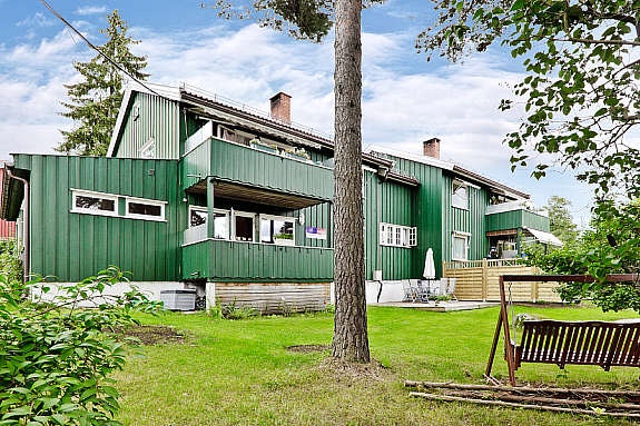 Solrik og hyggelig hage. Galleribilde