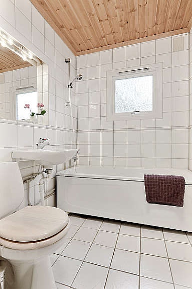 Flislagt bad med badekar. Varmekabler i gulv. Galleribilde