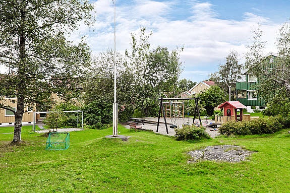 Boligen har en flott intern beliggenhet. Barnevennlig med kort vei til lekeplassen på fellesarealet. Galleribilde