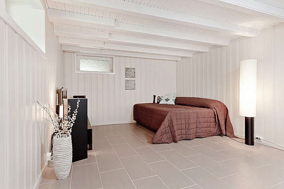 Kjellerstue. Flislagt gulv med varmekabler. Galleribilde