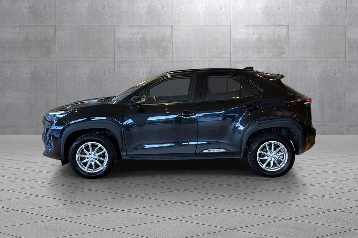 Toyota Yaris Cross 1,5 Hybrid AWD-i Active Tøff bil i sort metallic 3