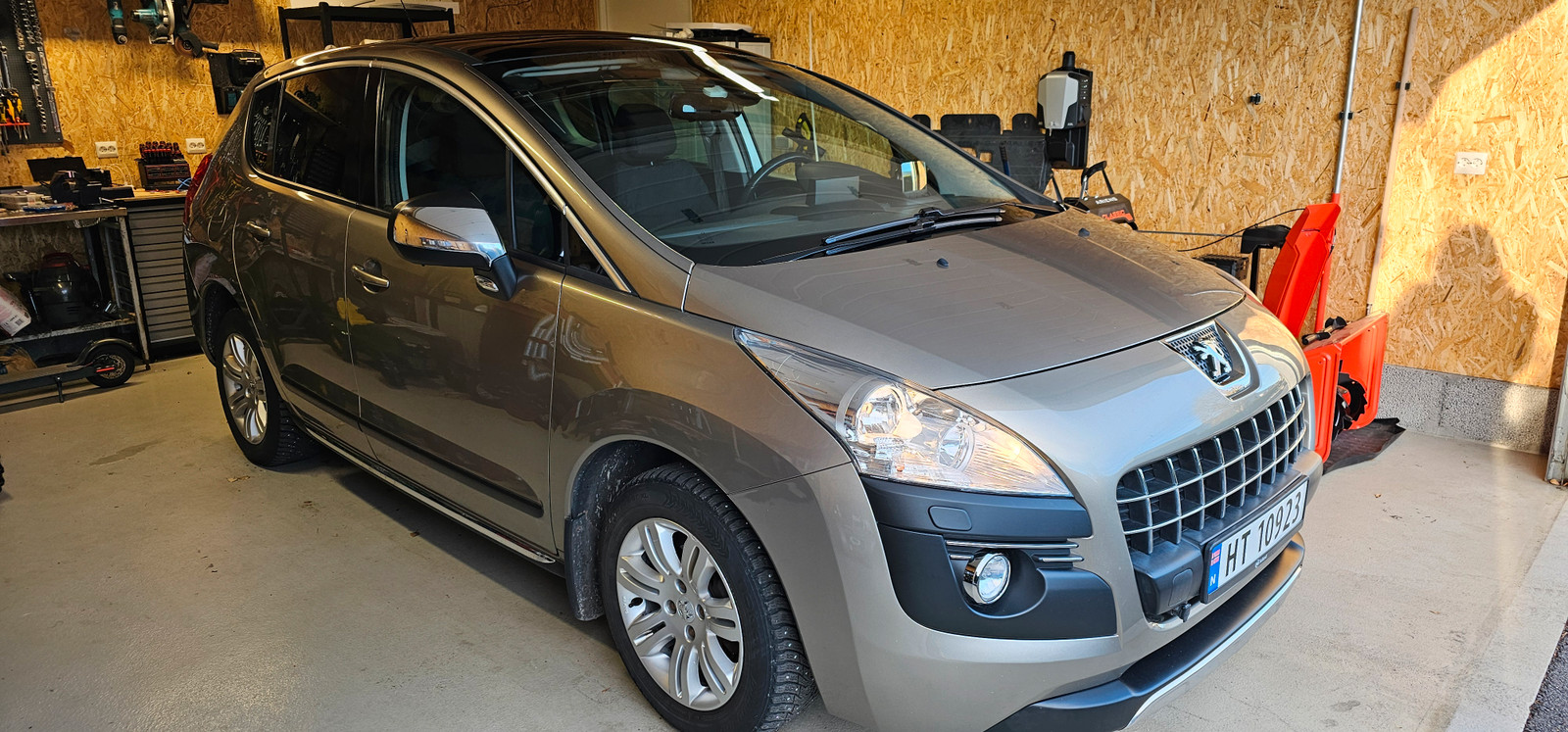 Peugeot 3008 Allure 1,6 HDi 112 hk "Teknikk"