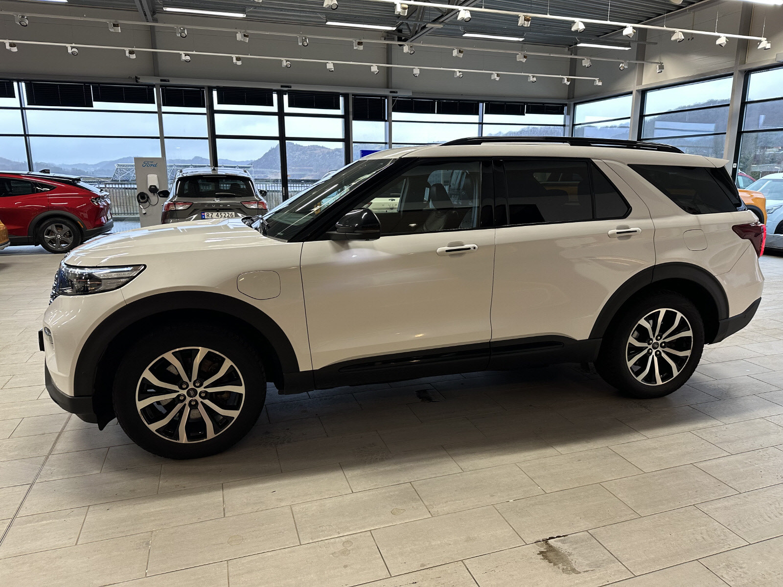 Ford Explorer 3,0 V6 Ecoboost PHEV ST-Line Krok,kamera,4stk isofix 2