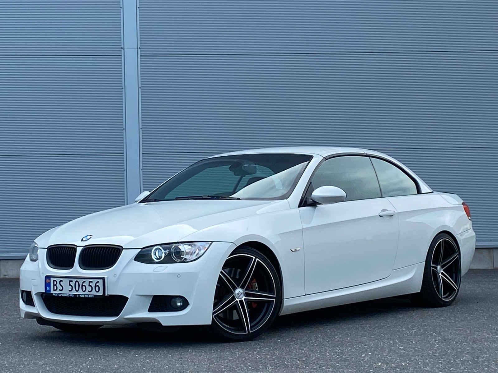 BMW 3-serie 330i / 2 x M-Sport / 272 HK / Sort optikk / 3
