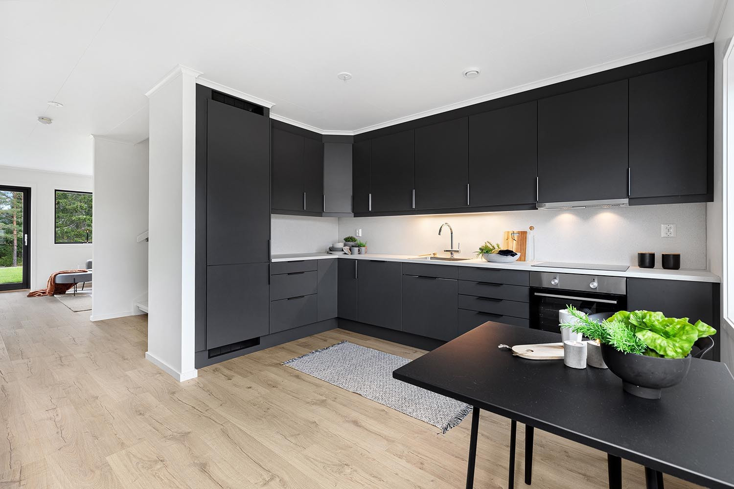 Moderne, takhøy kjøkkeninnredning.